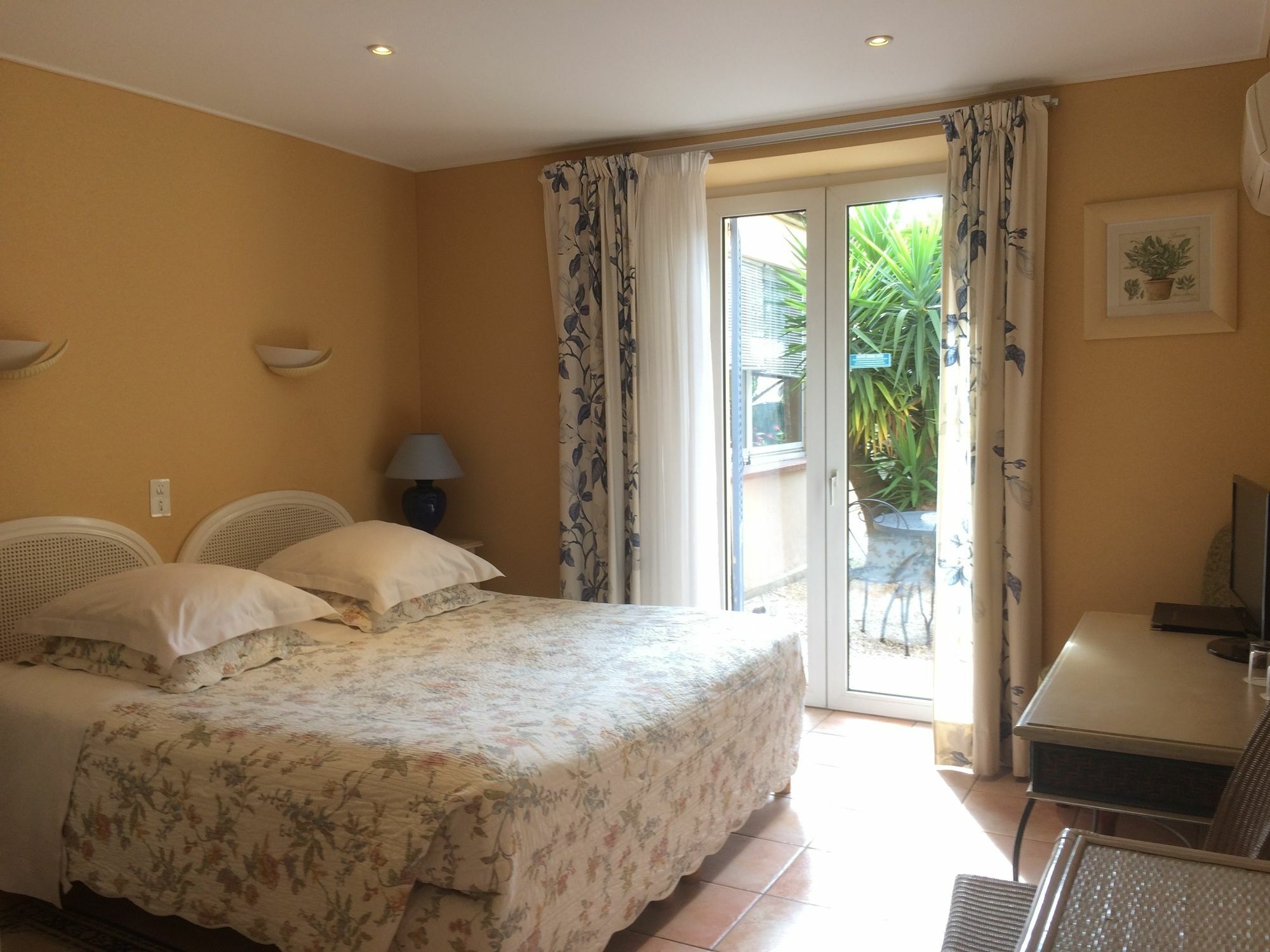 Hotel L'Olivier - Piscine & Parking Cannes Exterior foto